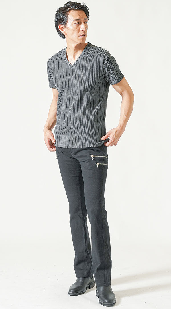 グレーVネックTシャツ　黒ブーツカットチノパン　メンズ コーデ 40代 50代 男性 脚長 美脚 おすすめ 着こなし おしゃれ かっこいい 人気