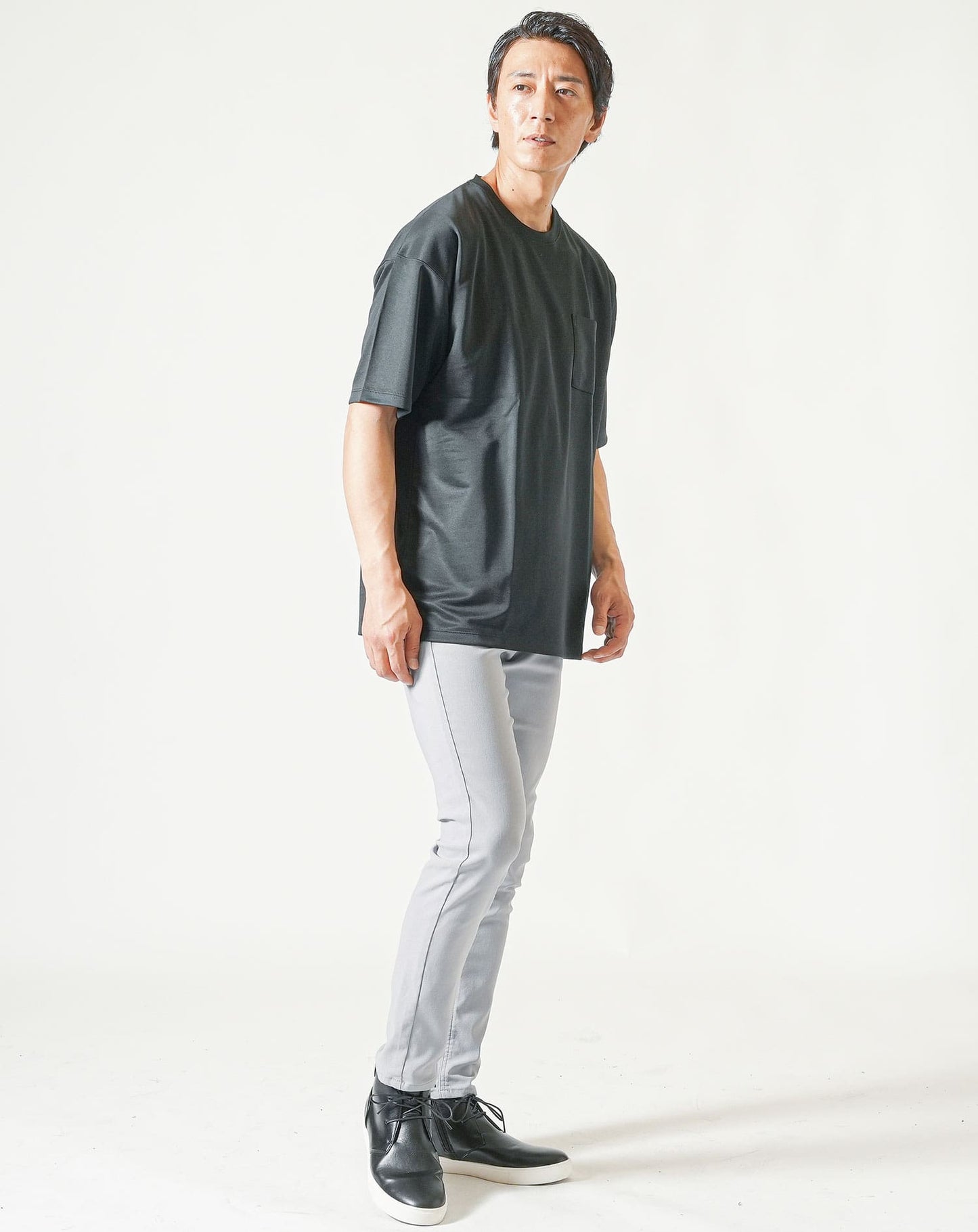 脚長ファッションメンズ3点コーデセット 白半袖Tシャツ×黒半袖Tシャツ×ライトグレーストレッチチノパンツ