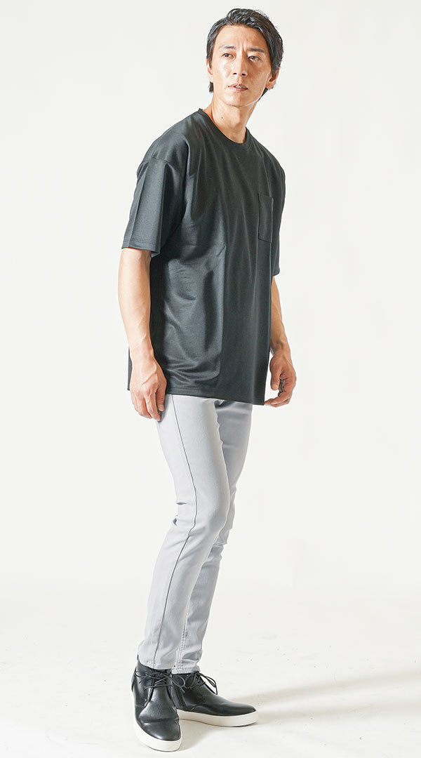 脚長ファッションメンズ3点コーデセット 白半袖Tシャツ×黒半袖Tシャツ×ライトグレーストレッチチノパンツ
