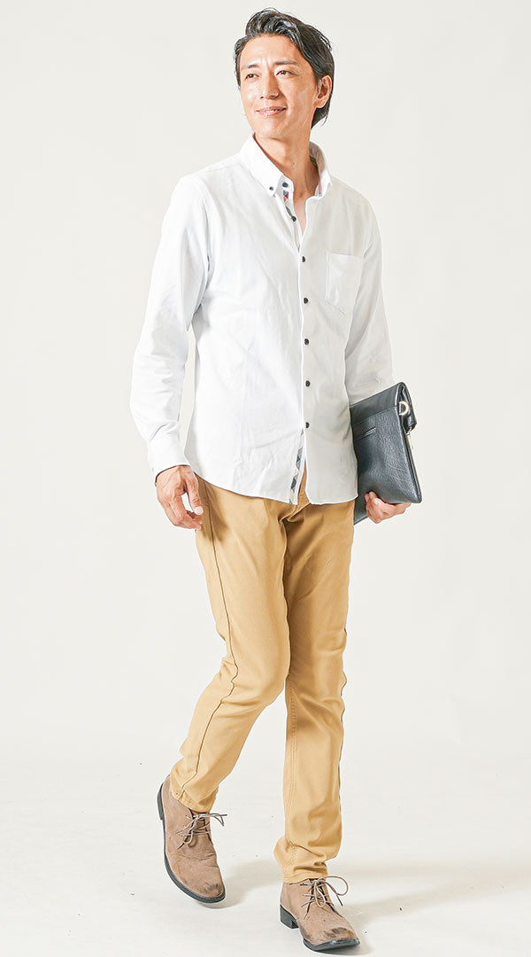 白長袖シャツ　ベージュチノパンツ　ベージュブーツ　メンズ コーデ 40代 50代 男性 秋 春 に合う おすすめ 着こなし おしゃれ かっこいい 人気