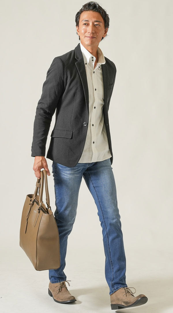黒テーラードジャケット　白長袖シャツ　ダークブルーデニムパンツ　ベージュブーツ　カーキレザートートバッグ