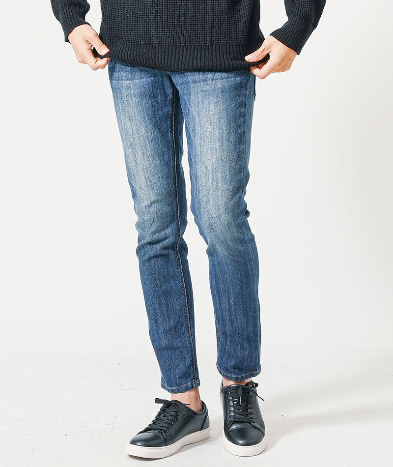 30代メンズ冬の3点コーデセット　ベージュブルゾンジャケット×黒長袖ニットTシャツ×ネイビーデニムパンツ