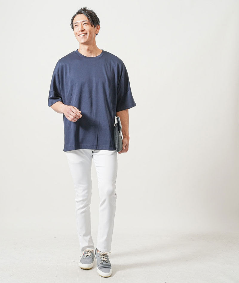 がっちり体型30代メンズ夏コーデ3点セット　ブルー半袖Tシャツ×ネイビー半袖Tシャツ×白ストレッチチノパンツ