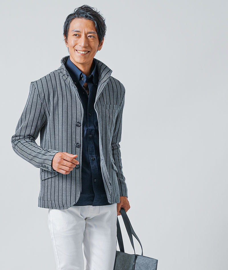 40代メンズ3点コーデセット　グレー長袖スタンドカラージャケット×ネイビー日本製長袖シャツ×白スリムチノパンツ