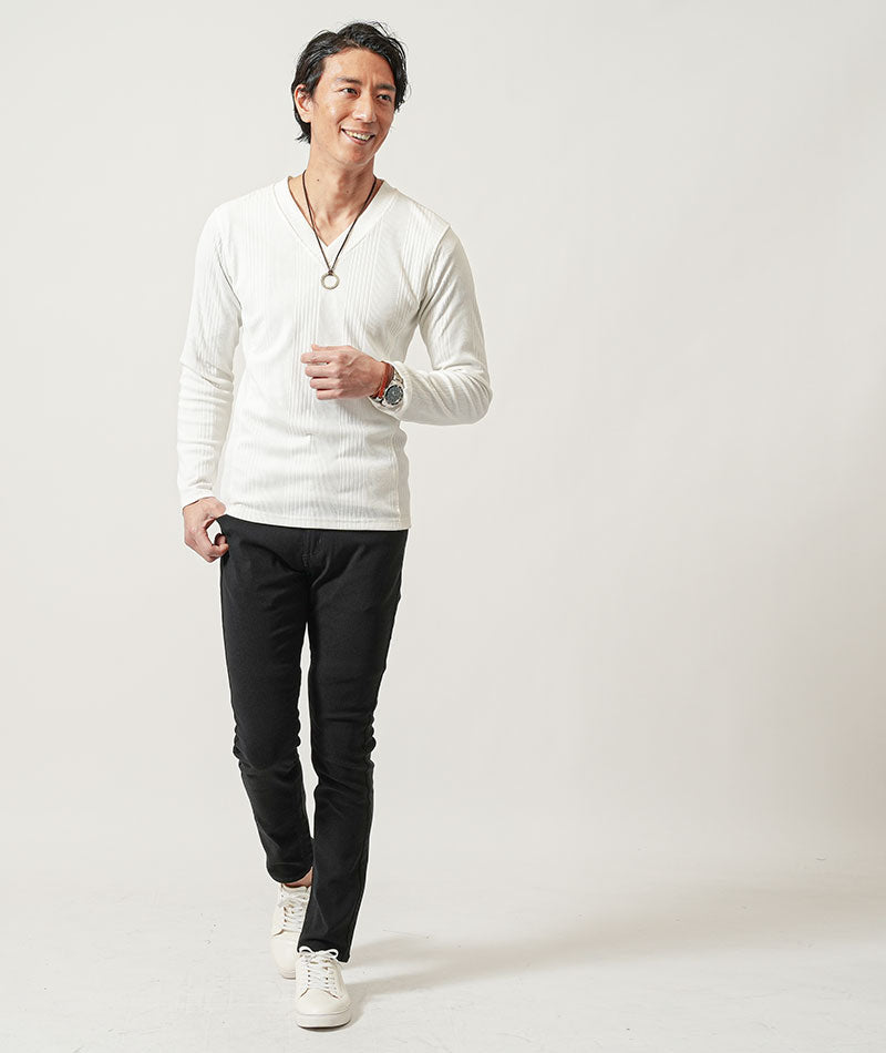40代メンズ冬の3点コーデセット　カーキダウンジャケット×白長袖Tシャツ×黒スリムチノパンツ