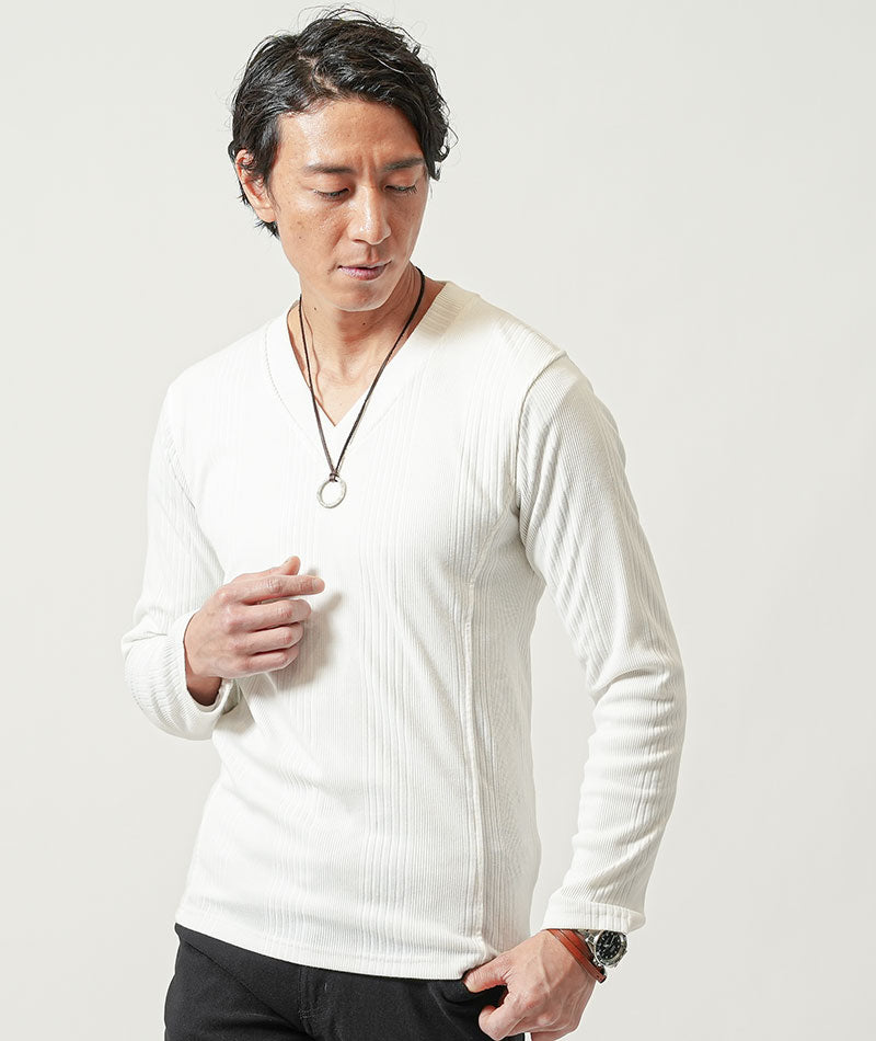 40代メンズ冬の3点コーデセット　カーキダウンジャケット×白長袖Tシャツ×黒スリムチノパンツ