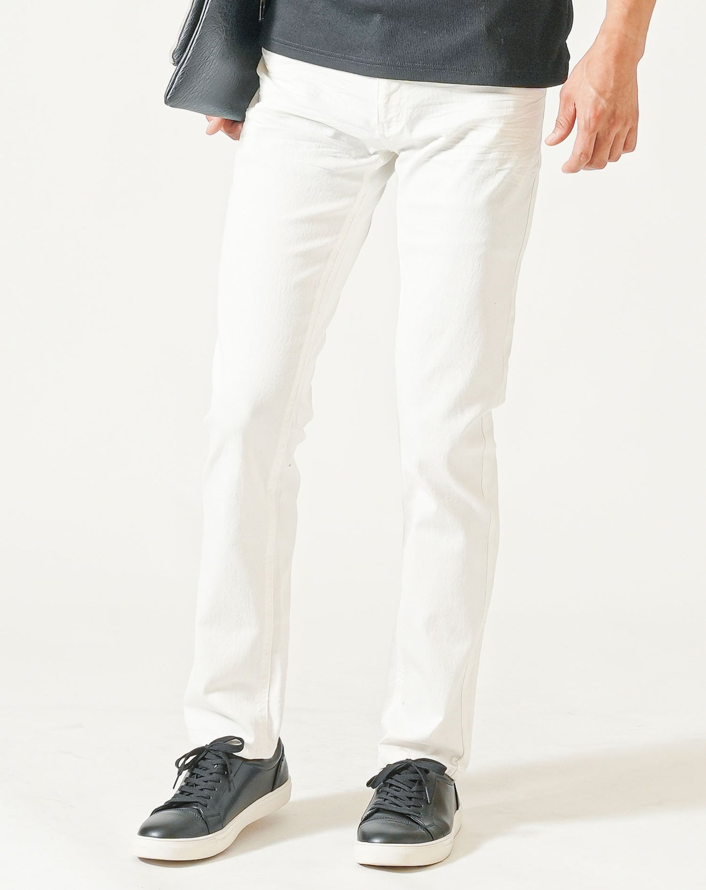 40代メンズ夏の2点コーデセット　黒7分袖ポロシャツ×白ストレッチテーパードパンツ