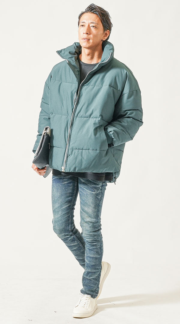 グリーンダウンジャケット　黒クルーネックニット　ダークブルーデニムパンツ　メンズ コーデ 40代 30代 男性 冬 に合う おすすめ 着こなし おしゃれ かっこいい 人気