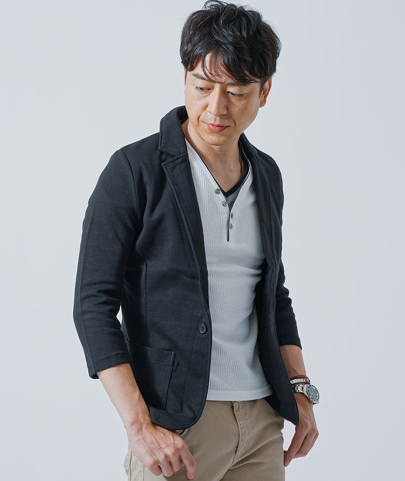 40代・50代の男性におすすめ3点メンズコーデセット　黒7分袖テーラードジャケット×白半袖Tシャツ×ベージュスリムチノパンツ　