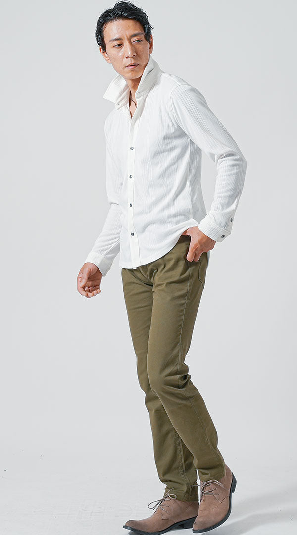 オフ白長袖シャツ　カーキパンツ　ベージュブーツ　メンズ コーデ 40代 50代 男性 秋 春 に合う おすすめ 着こなし おしゃれ かっこいい 人気