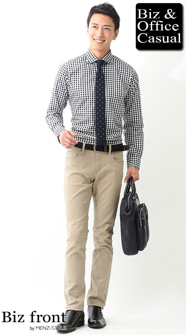 ギンガムチェックシャツ×ドットニットタイ×ベージュパンツ