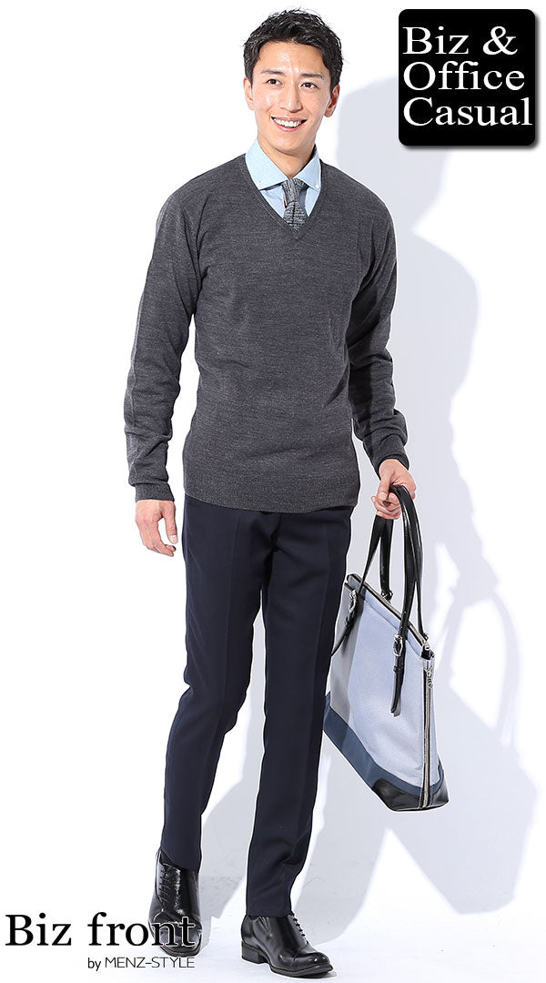 チャコールニットセーター×サックスシャツ×ニットタイ biz17-18aw_3192