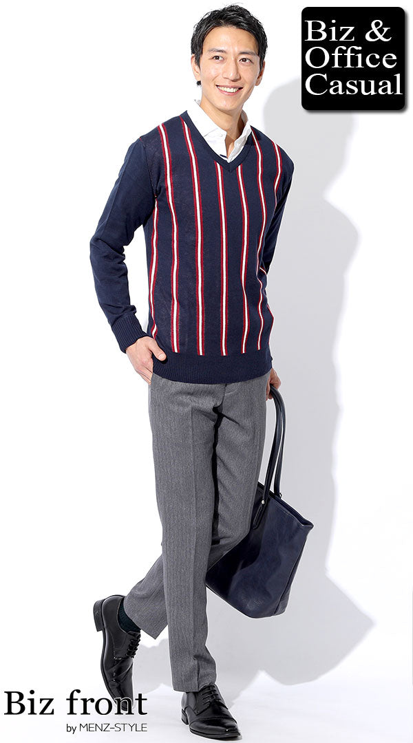 ストライプ柄ニット×白シャツ×グレースラックス ノーネクタイスタイル