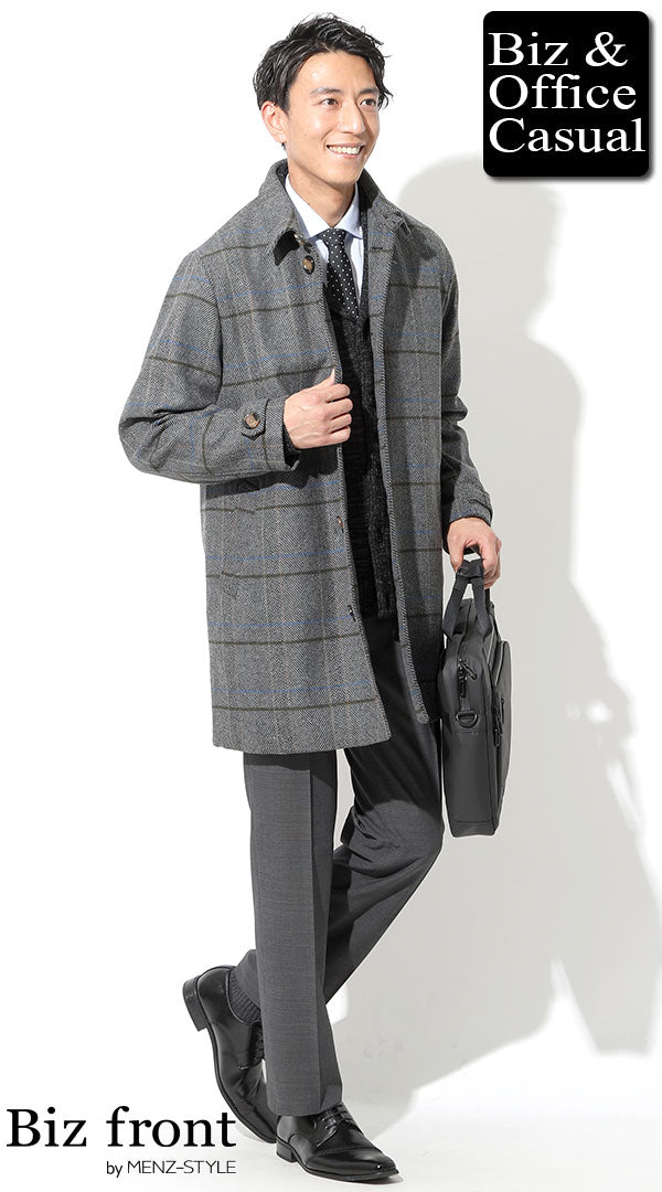 グレーステンカラーコート×ネイビージャケット×ブルーシャツ×ドット