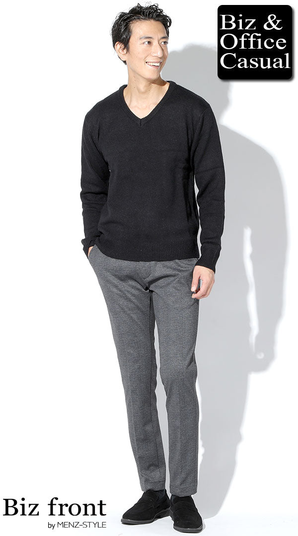 黒Vネックニットセーター×グレーカジュアルスラックス biz20-21aw_0783
