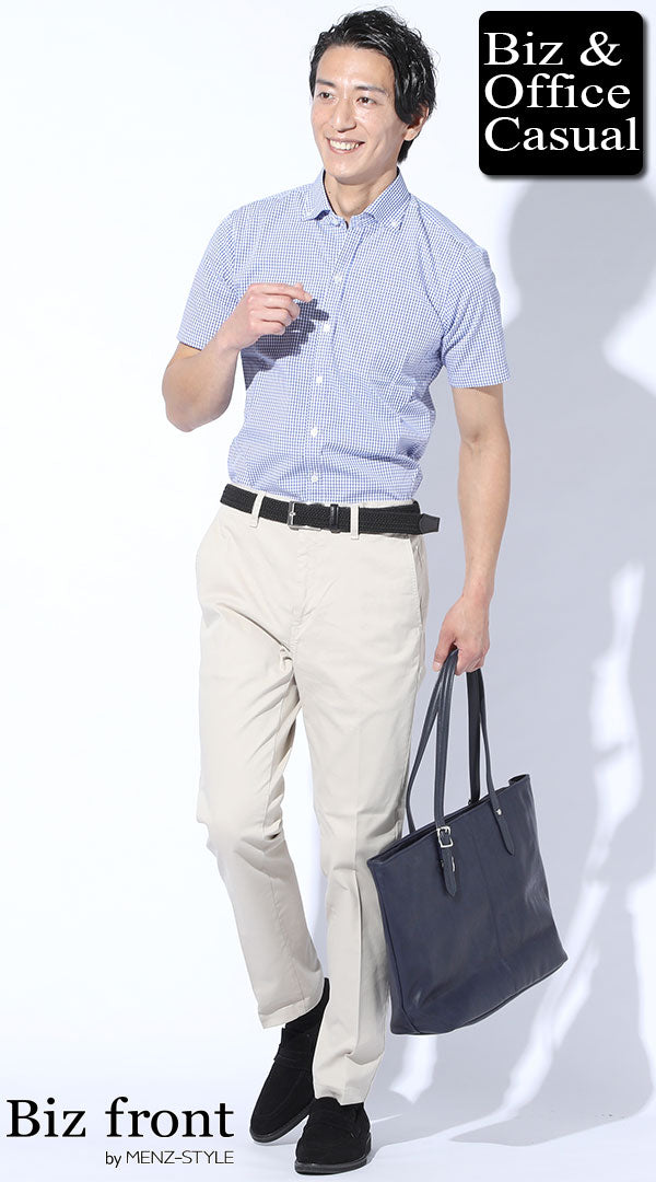 コーディネート例 ブルー半袖形態安定ギンガムチェックシャツ×オフホワイトストレッチスラックスチノパン
