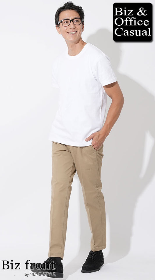 白丸首半袖Tシャツ×ベージュテーパードスラックスチノパン×スエードシューズ　biz22ss_3260