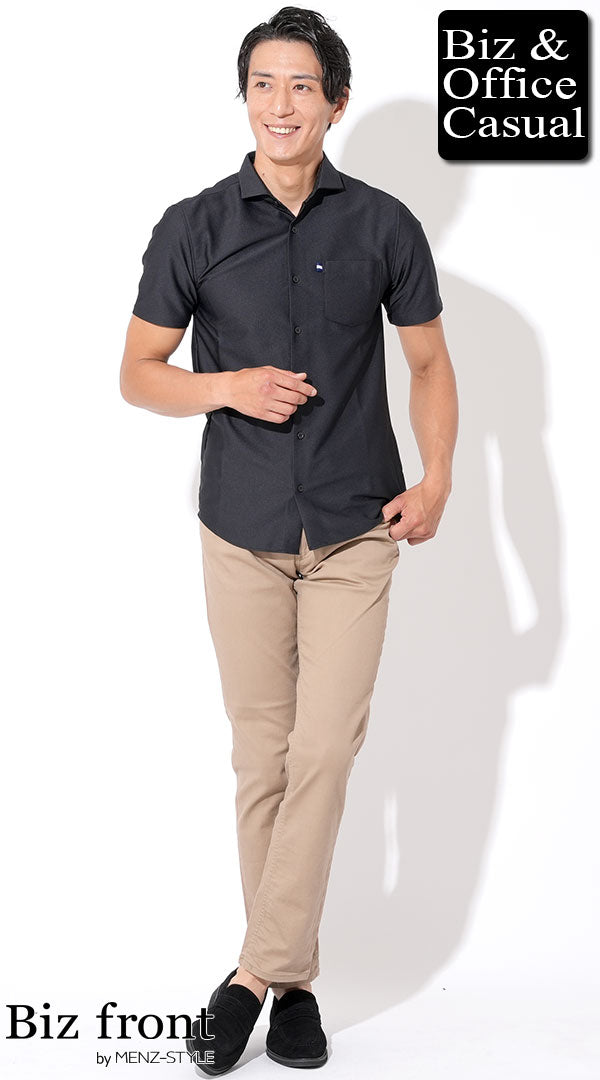 コーディネート例 黒ワイシャツ型半袖ポロシャツ×ベージュストレッチスリムチノパン