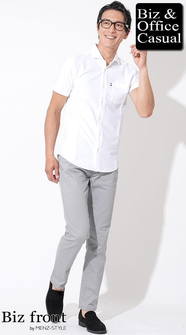 コーディネート例 白ワイシャツ型半袖ポロシャツ×グレーストレッチスリムチノパン