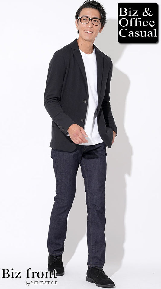 黒テーラードジャケット×白長袖Tシャツ×ネイビーデニムパンツ　biz22aw_0669