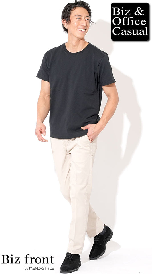 黒半袖Tシャツ×オフホワイトテーパードスラックスチノパン　biz22aw_4820