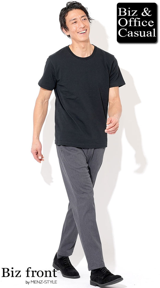 黒半袖Tシャツ×グレーテーパードスラックスチノパン　biz22aw_5021