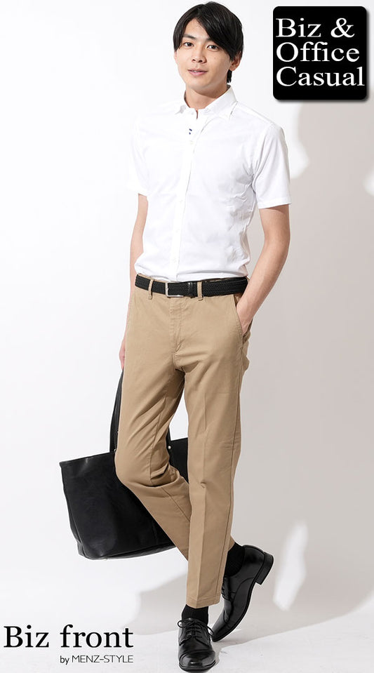 【20代】半袖白ワイシャツ×ベージュテーパードスラックスチノパン×黒革靴　biz23ss0696