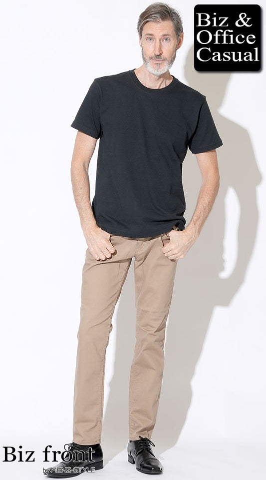 【60代】黒半袖Tシャツ×ベージュチノパン×黒革靴　biz23ss1309