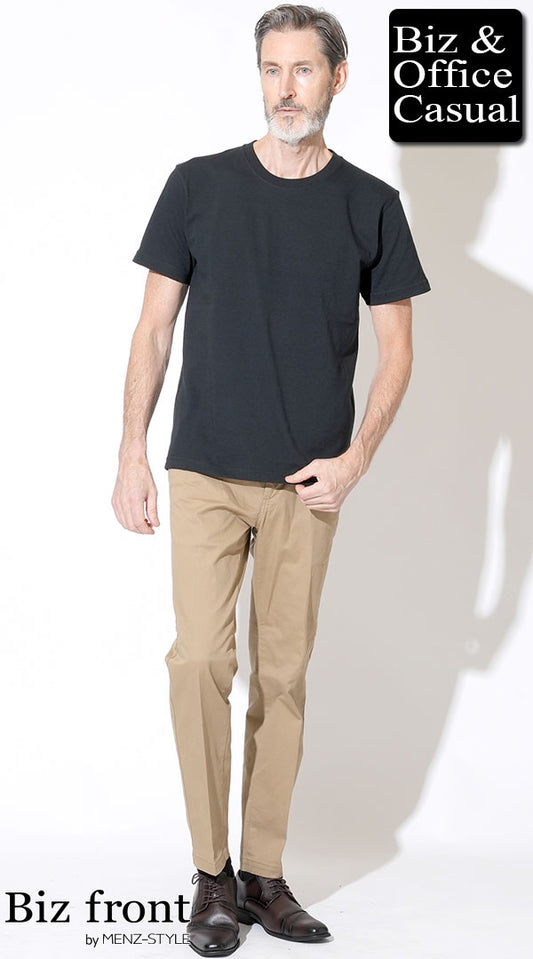 【60代】黒半袖Tシャツ×ベージュテーパードスラックスチノパン×茶革靴　夏スタイル　biz23ss1711