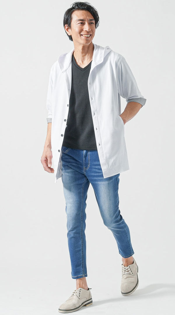 白七分袖フードシャツパーカー　黒半袖VネックTシャツ　ブルーアンクルデニムパンツ　グレーシューズ　メンズ コーデ 40代 50代 男性 人気 春 夏 に合う おすすめ 着こなし おしゃれ かっこいい