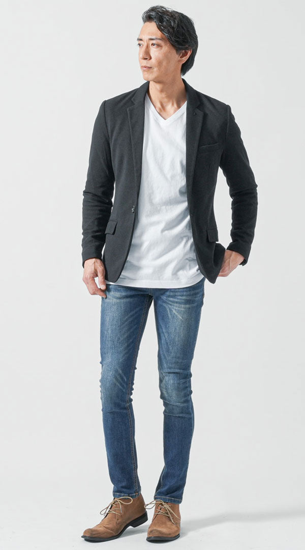 黒テーラードジャケット　白長袖VネックTシャツ　ネイビーデニムパンツ　ベージュチャッカブーツ　メンズ コーデ 40代 50代 男性 人気 秋 春 に合う おすすめ 着こなし おしゃれ かっこいい