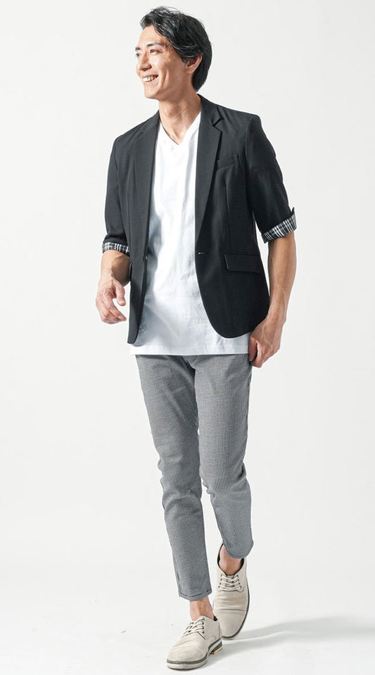 黒五分袖テーラードジャケット　白半袖VネックTシャツ　グレースキニーテーパードアンクルパンツ　グレーシューズ　snp_or1052