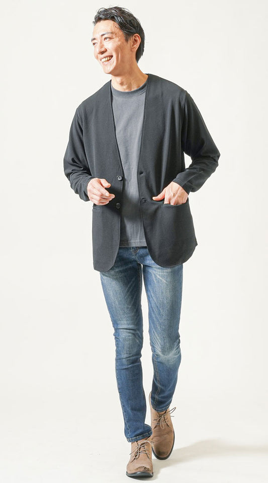 黒長袖ジャケット　チャコールグレー半袖クルーネックＴシャツ　ネイビーデニムパンツ　ベージュチャッカブーツ　snp_op0473