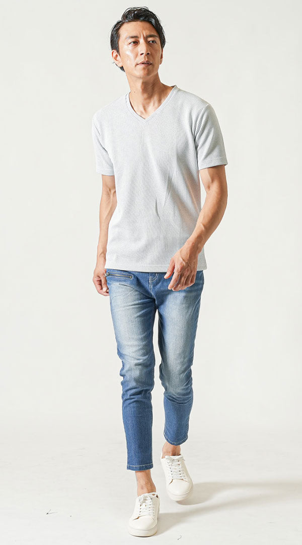白半袖VネックTシャツ　ブルーアンクルデニムパンツ　白スニーカー　メンズ コーデ 40代 50代 男性 人気 夏 に合う おすすめ 着こなし おしゃれ かっこいい