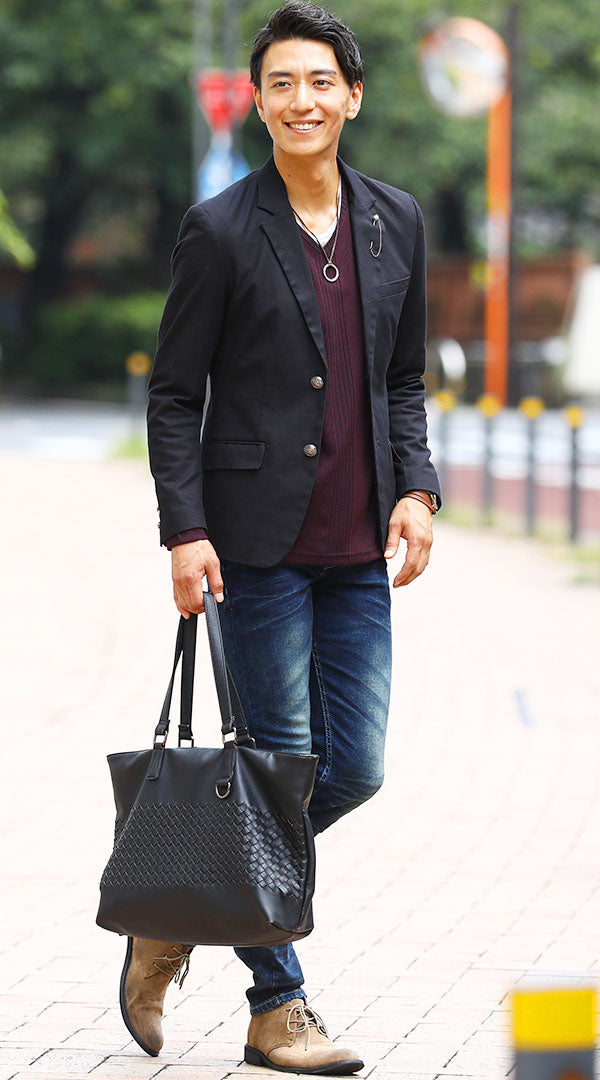 黒テーラードジャケット ワインTシャツ ダークブルーデニムパンツ