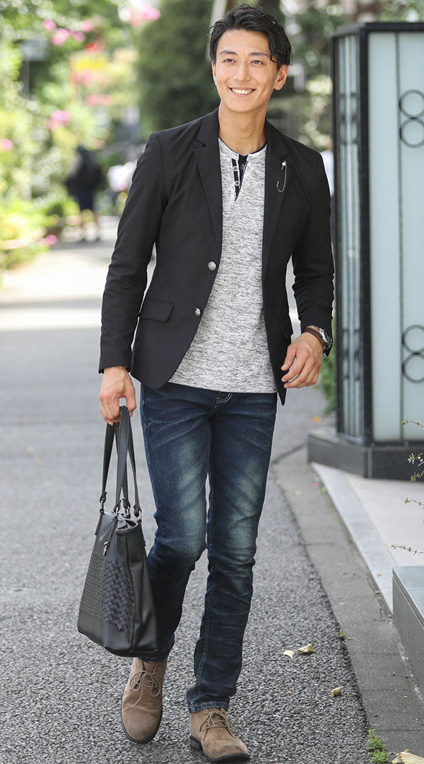 黒テーラードジャケット グレーTシャツ ダークブルーデニム