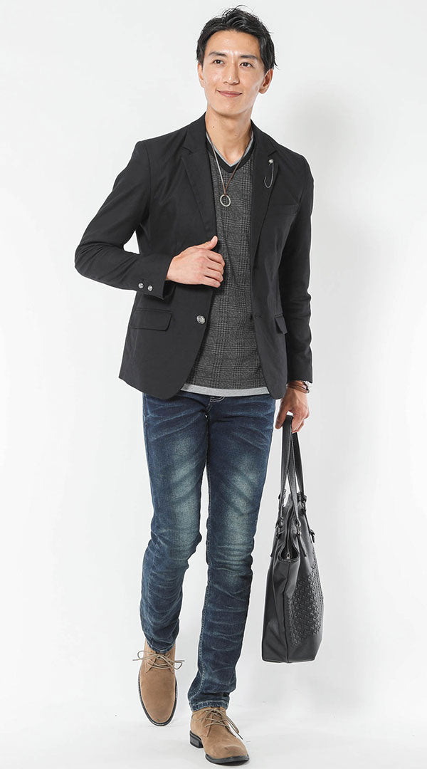 黒テーラードジャケット 黒Tシャツ ダークブルーデニムパンツ