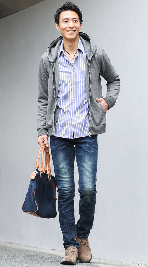 グレーパーカー 青ストライプシャツ ダークブルーデニムパンツ