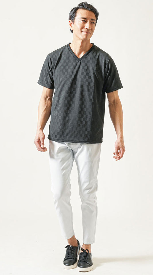 黒半袖VネックTシャツ　白テーパードパンツ　黒スニーカー　snp_op1449