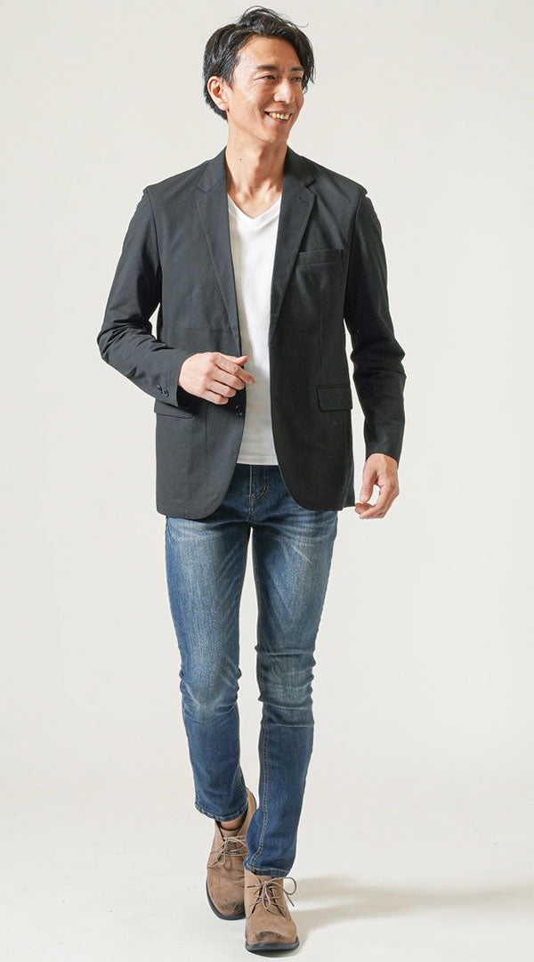 黒テーラードジャケット　白半袖VネックTシャツ　ネイビーデニムパンツ　ベージュチャッカブーツ　snp_oo_0866