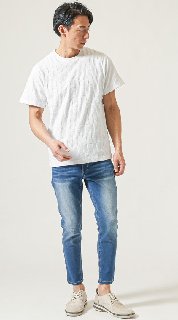 白半袖Tシャツ　ブルーアンクルデニムパンツ　グレーシューズ　メンズ コーデ 40代 50代 男性 人気 夏 に合う おすすめ 着こなし おしゃれ かっこいい
