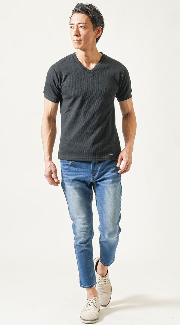 黒半袖VネックTシャツ　ブルーアンクルデニムパンツ　グレーシューズ　メンズ コーデ 40代 50代 男性 人気 夏 に合う おすすめ 着こなし おしゃれ かっこいい
