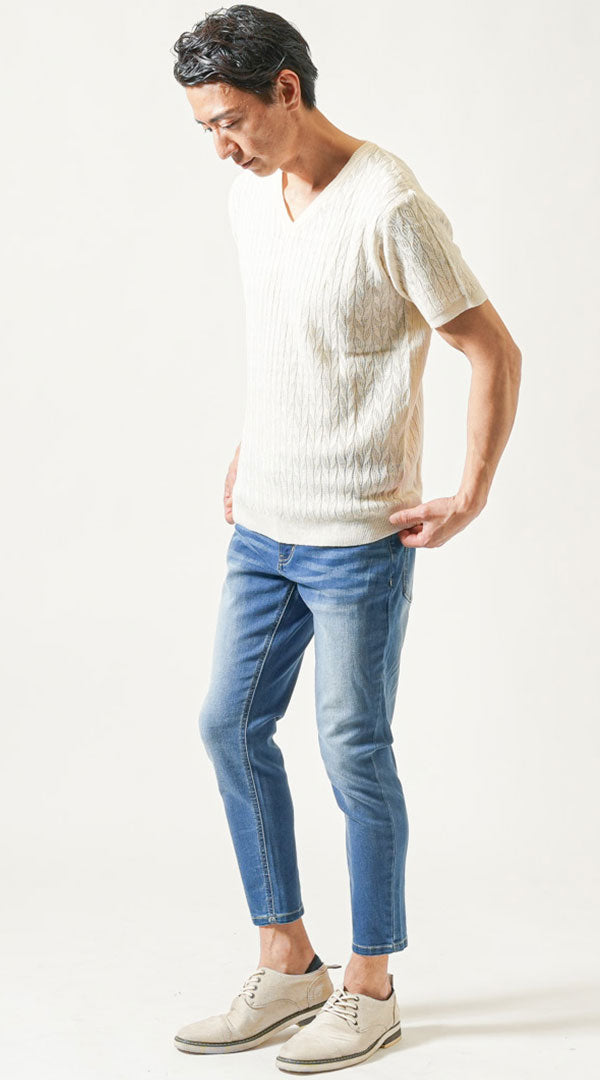 白半袖VネックサマーニットTシャツ　ブルーアンクルデニムパンツ　グレーシューズ　メンズ コーデ 40代 50代 男性 人気 夏 に合う おすすめ 着こなし おしゃれ かっこいい