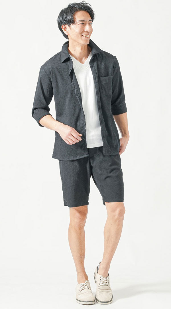 黒七分袖シャツ 白半袖VネックTシャツ 黒ハーフパンツ グレーシューズ