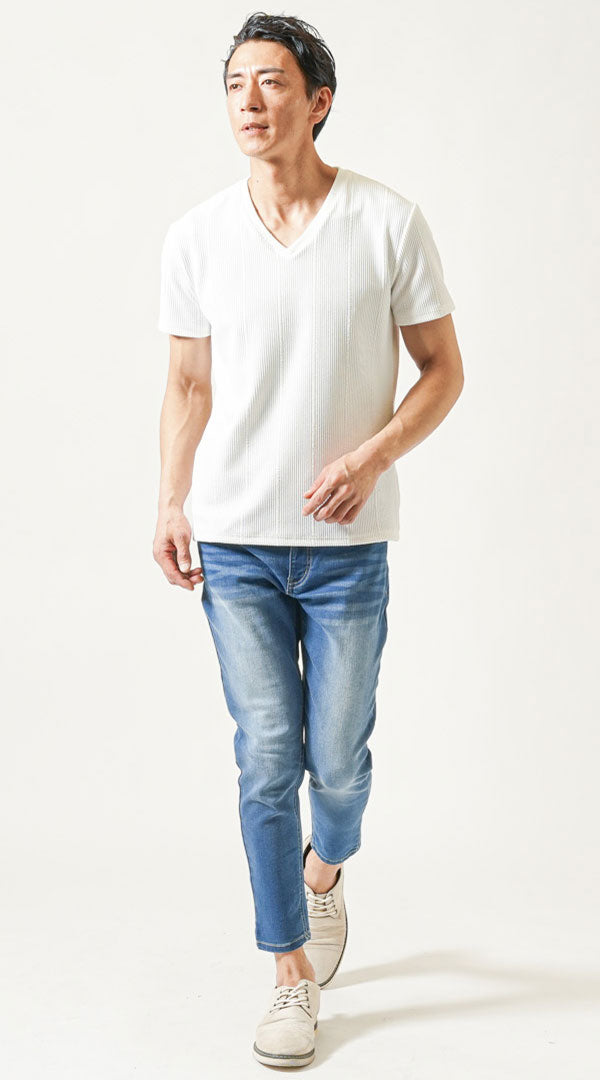 白半袖VネックTシャツ　ブルーアンクルデニムパンツ　グレーシューズ　メンズ コーデ 40代 50代 男性 人気 夏 に合う おすすめ 着こなし おしゃれ かっこいい