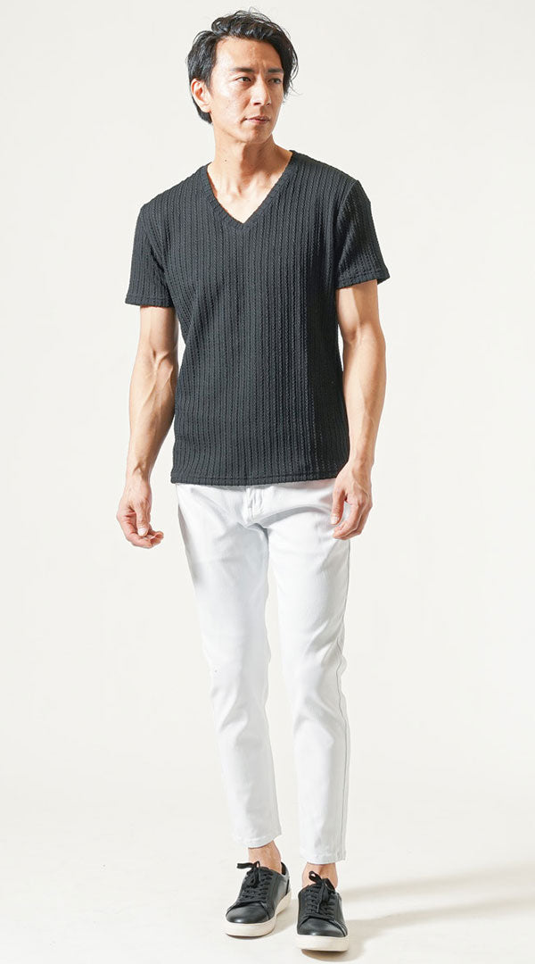 黒半袖VネックTシャツ　白テーパードパンツ　黒スニーカー　メンズ コーデ 40代 50代 男性 人気 夏 に合う おすすめ 着こなし おしゃれ かっこいい