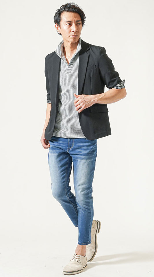 黒五分袖テーラードジャケット　白半袖ポロシャツ　ブルーアンクルデニムパンツ　グレーシューズ　snp_oq1445