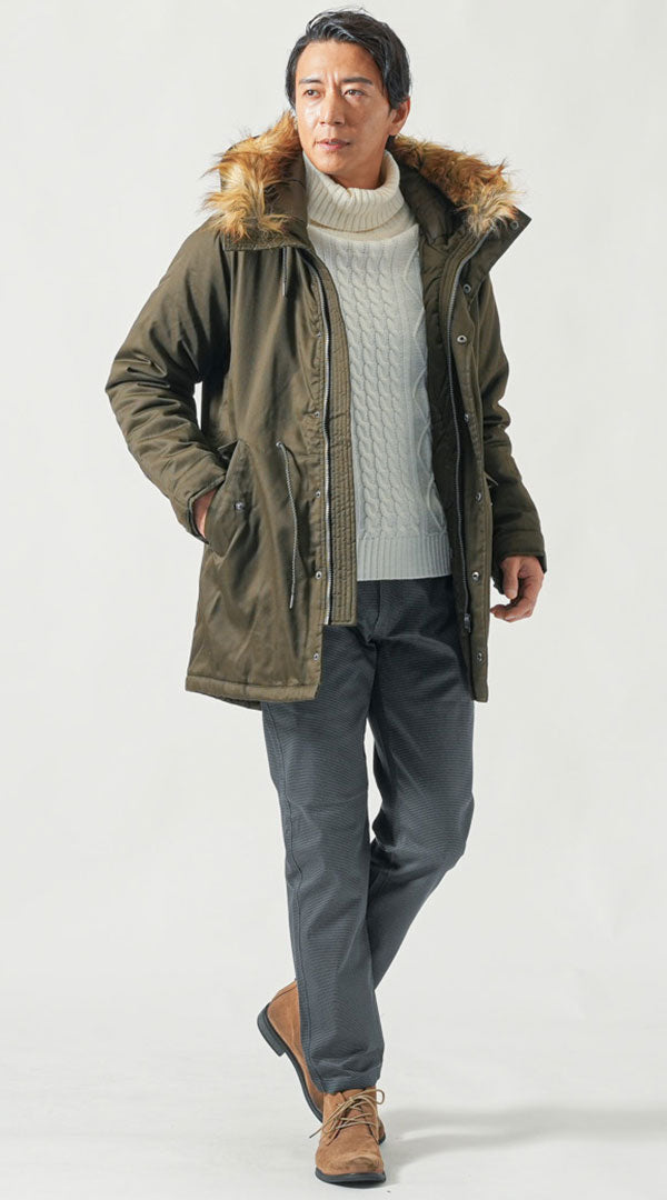 カーキ中綿ダウンロングモッズコート 白タートルネックニット 黒