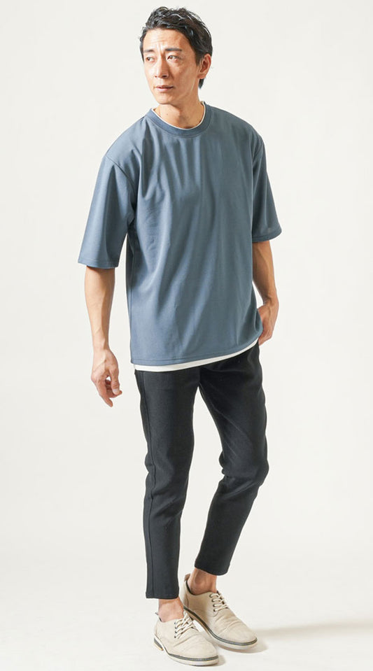 サックス半袖クルーネックTシャツ　黒テーパードアンクルチノパンツ　グレーシューズ　snp_op0956