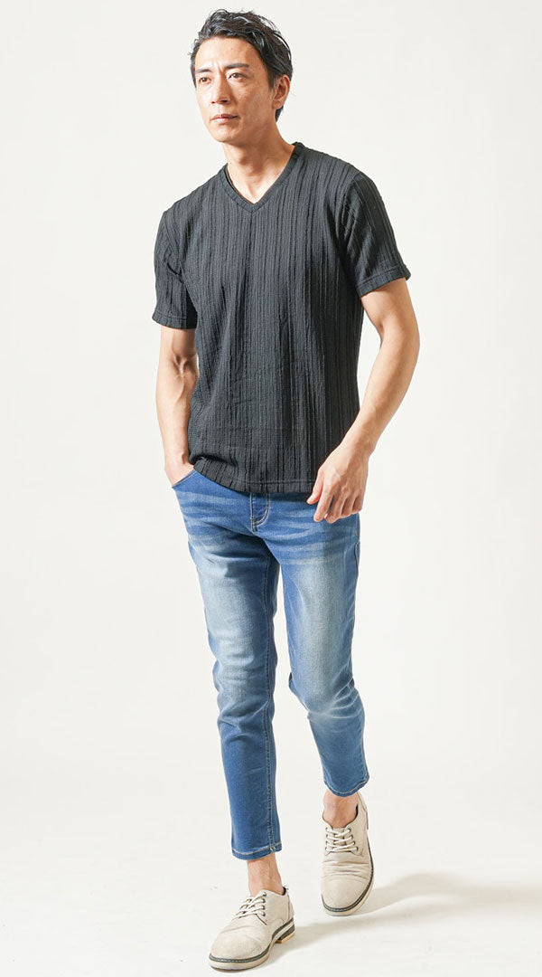 黒フェイクレイヤード半袖VネックTシャツ　ブルーアンクルデニムパンツ　グレーシューズ　メンズ コーデ 40代 50代 男性 人気 夏 に合う おすすめ 着こなし おしゃれ かっこいい